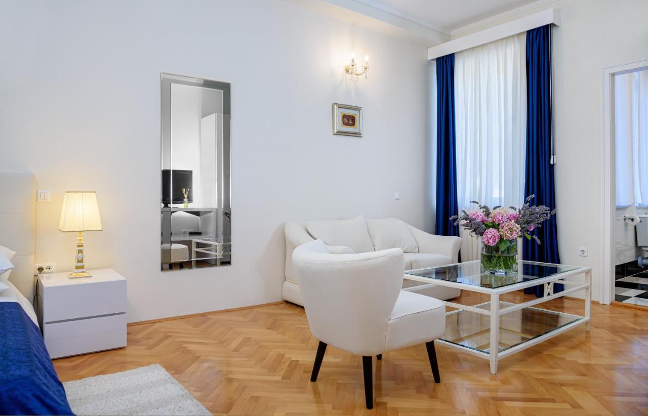 Palace Schoen Milesi - Esense Of Prestige - Private Pool - Free Parking - Old Money Style Luxury Rooms - Walking Distance To The Old Town, The Beach And All Amenities - Buralux Properties Spalato Esterno foto