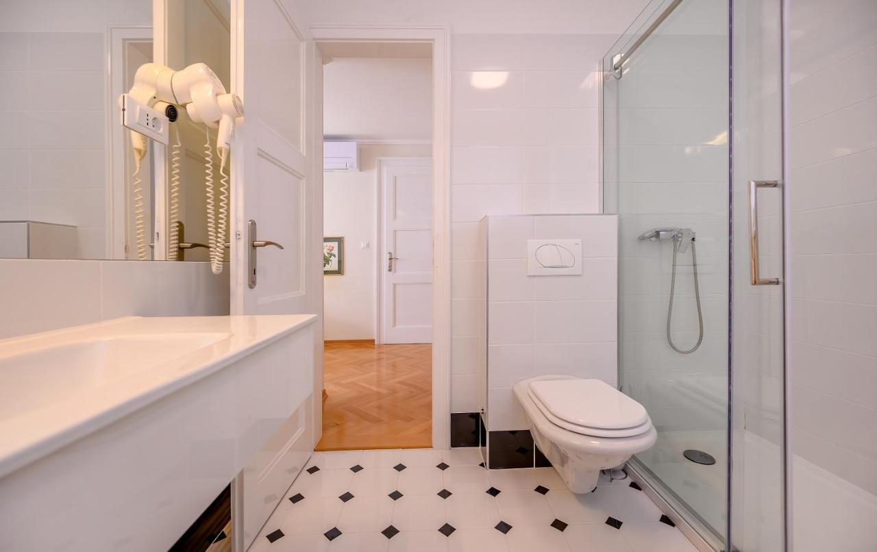 Palace Schoen Milesi - Esense Of Prestige - Private Pool - Free Parking - Old Money Style Luxury Rooms - Walking Distance To The Old Town, The Beach And All Amenities - Buralux Properties Spalato Esterno foto