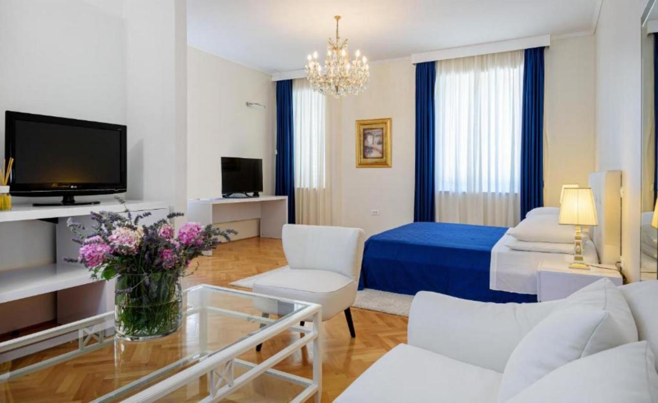 Palace Schoen Milesi - Esense Of Prestige - Private Pool - Free Parking - Old Money Style Luxury Rooms - Walking Distance To The Old Town, The Beach And All Amenities - Buralux Properties Spalato Esterno foto