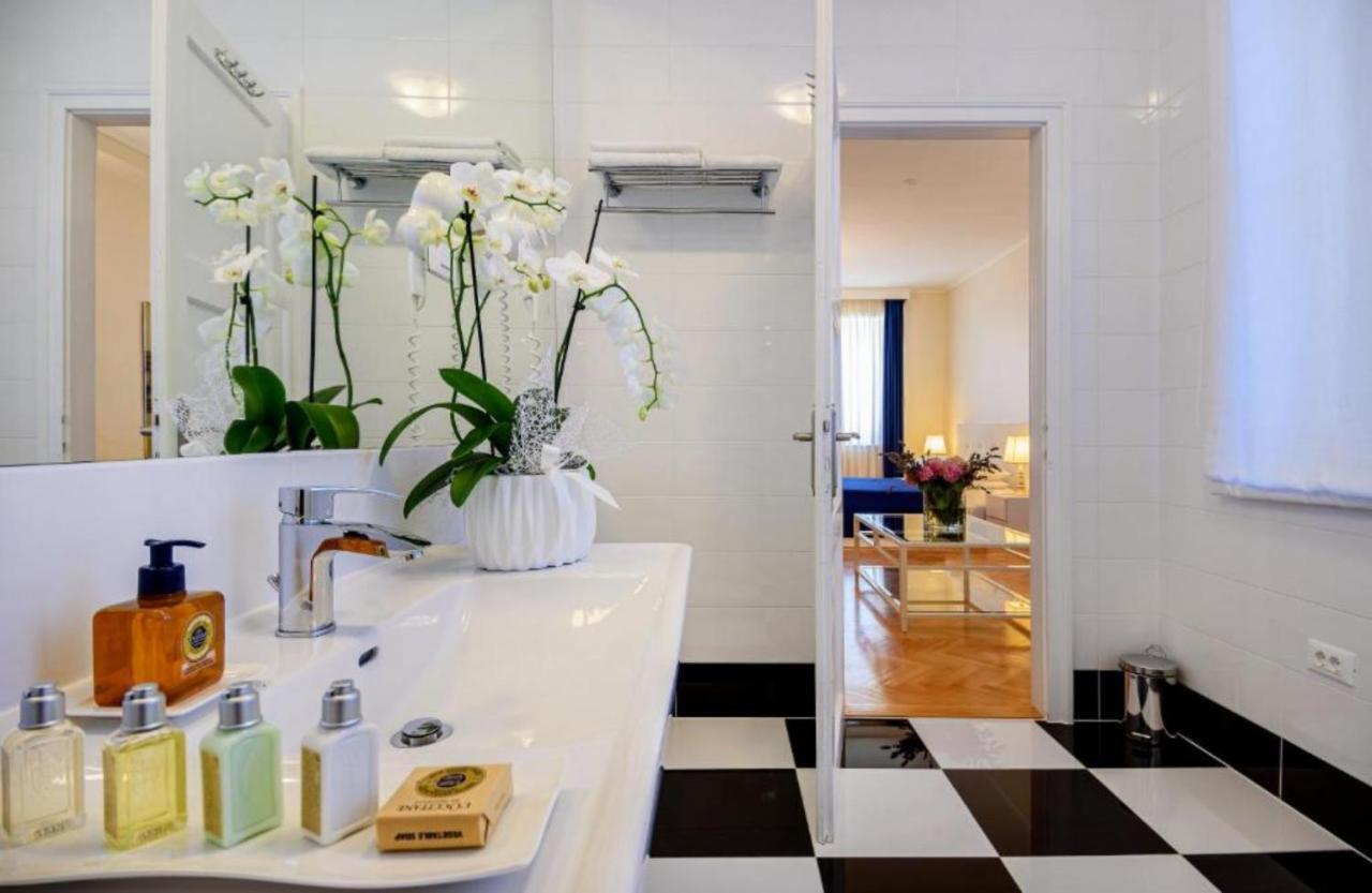 Palace Schoen Milesi - Esense Of Prestige - Private Pool - Free Parking - Old Money Style Luxury Rooms - Walking Distance To The Old Town, The Beach And All Amenities - Buralux Properties Spalato Esterno foto