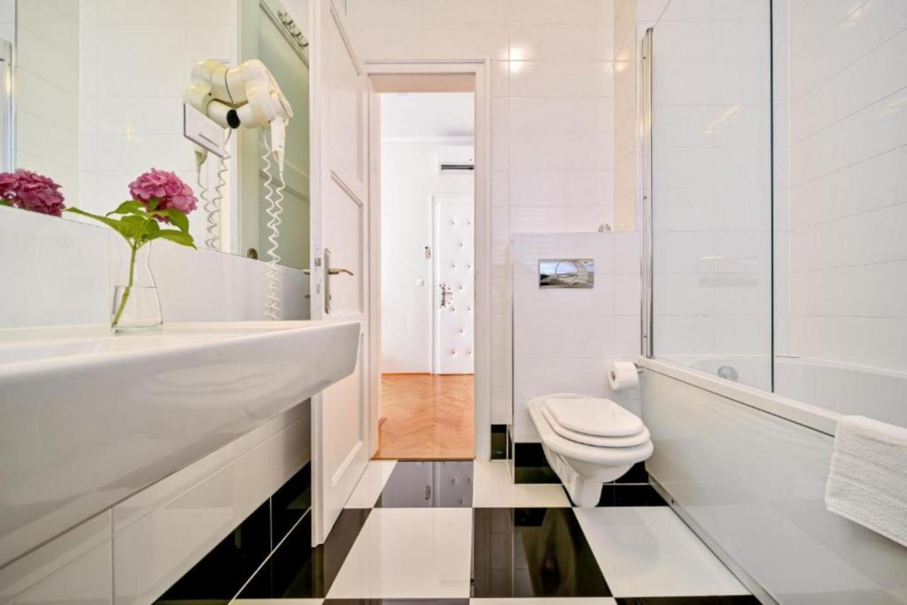 Palace Schoen Milesi - Esense Of Prestige - Private Pool - Free Parking - Old Money Style Luxury Rooms - Walking Distance To The Old Town, The Beach And All Amenities - Buralux Properties Spalato Esterno foto