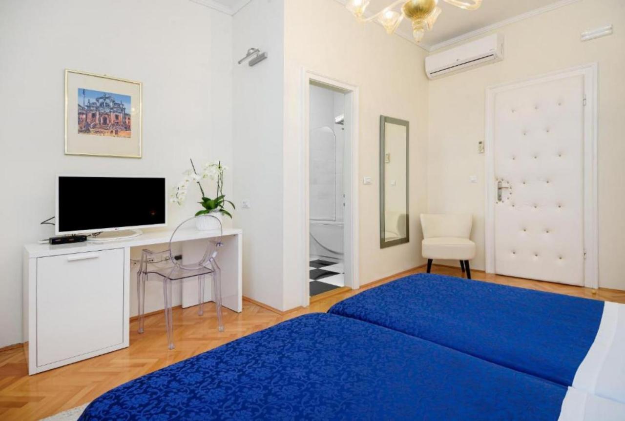 Palace Schoen Milesi - Esense Of Prestige - Private Pool - Free Parking - Old Money Style Luxury Rooms - Walking Distance To The Old Town, The Beach And All Amenities - Buralux Properties Spalato Esterno foto