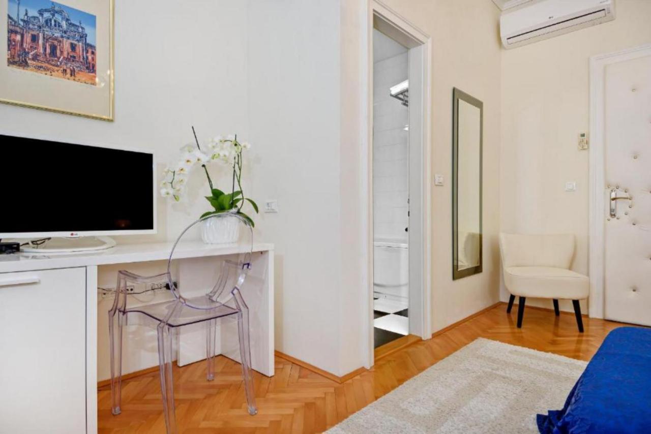 Palace Schoen Milesi - Esense Of Prestige - Private Pool - Free Parking - Old Money Style Luxury Rooms - Walking Distance To The Old Town, The Beach And All Amenities - Buralux Properties Spalato Esterno foto