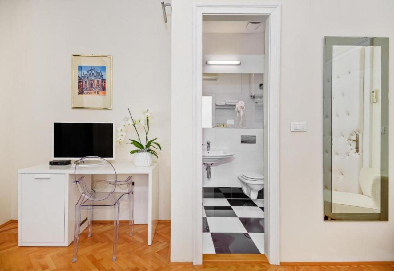 Palace Schoen Milesi - Esense Of Prestige - Private Pool - Free Parking - Old Money Style Luxury Rooms - Walking Distance To The Old Town, The Beach And All Amenities - Buralux Properties Spalato Esterno foto