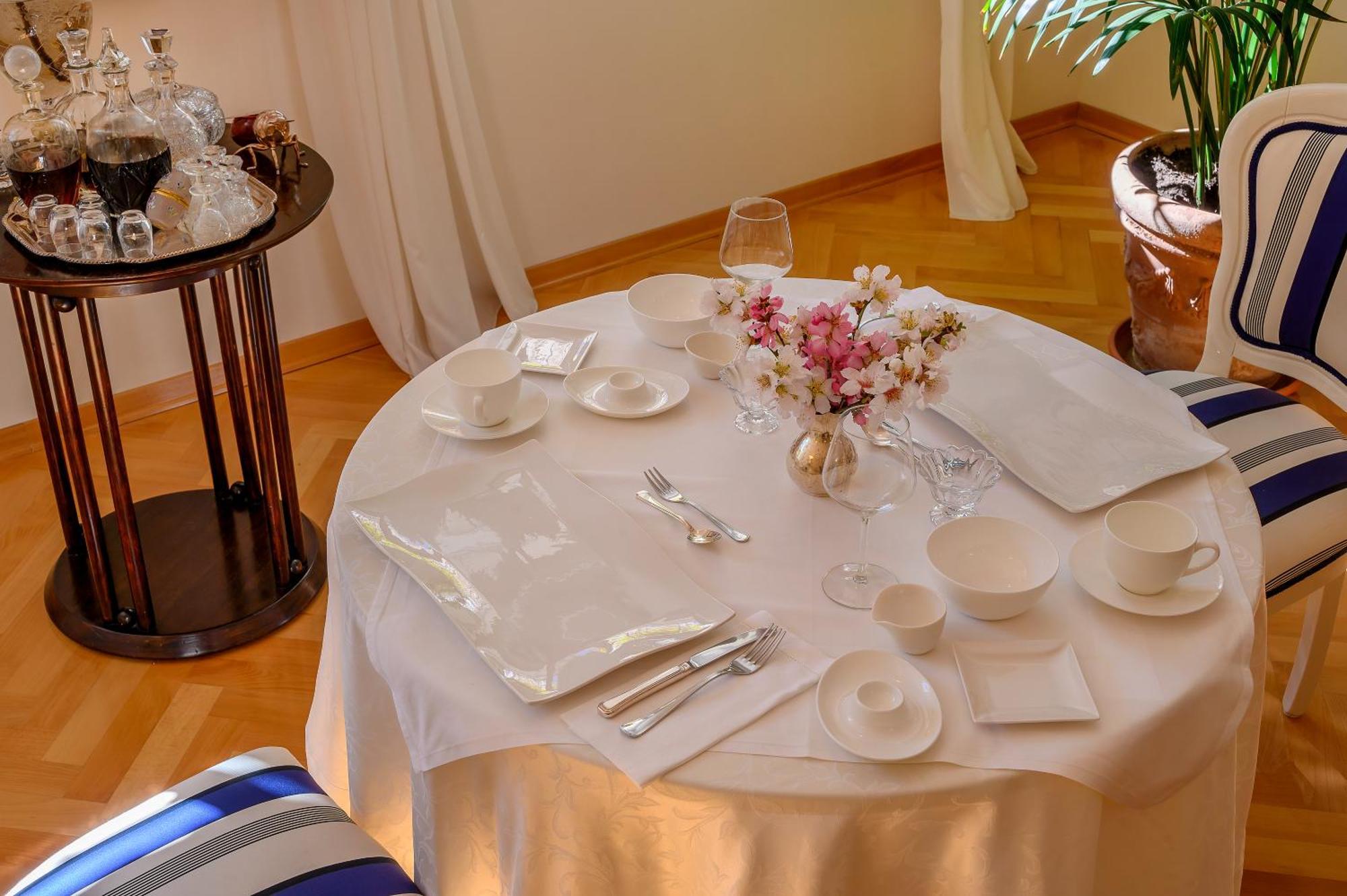 Palace Schoen Milesi - Esense Of Prestige - Private Pool - Free Parking - Old Money Style Luxury Rooms - Walking Distance To The Old Town, The Beach And All Amenities - Buralux Properties Spalato Esterno foto