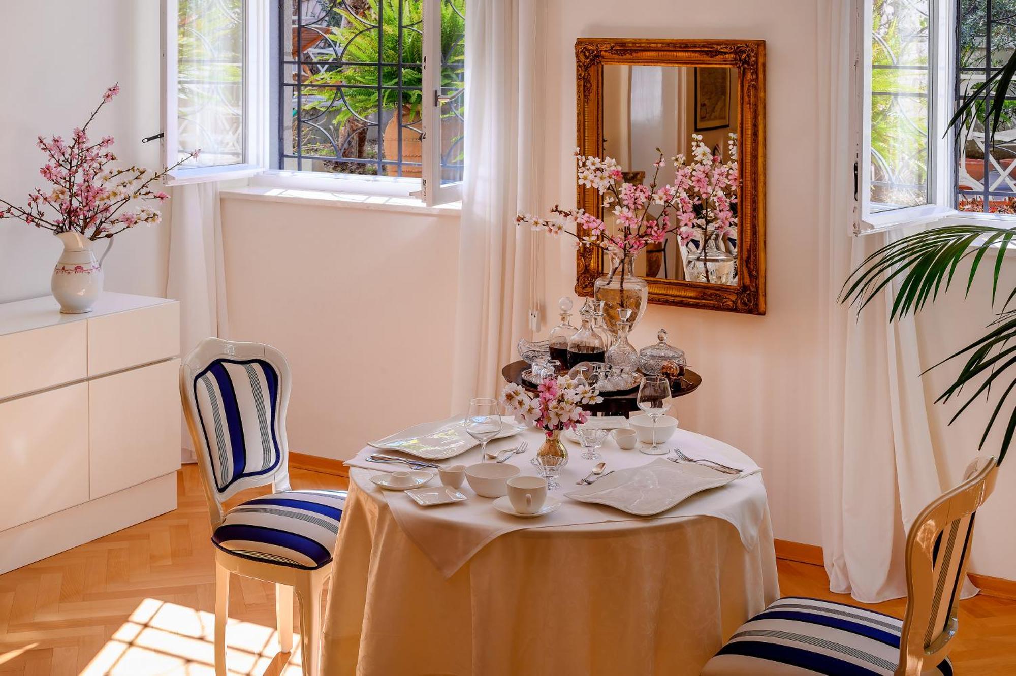 Palace Schoen Milesi - Esense Of Prestige - Private Pool - Free Parking - Old Money Style Luxury Rooms - Walking Distance To The Old Town, The Beach And All Amenities - Buralux Properties Spalato Esterno foto