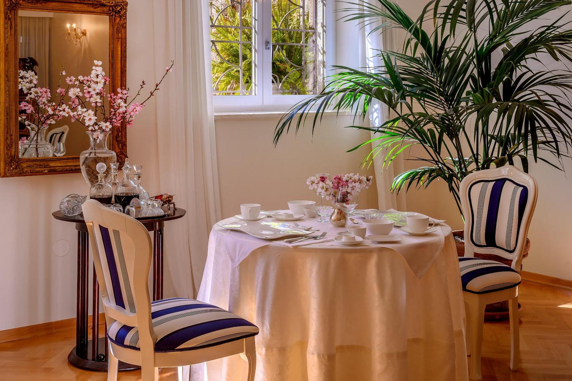 Palace Schoen Milesi - Esense Of Prestige - Private Pool - Free Parking - Old Money Style Luxury Rooms - Walking Distance To The Old Town, The Beach And All Amenities - Buralux Properties Spalato Esterno foto